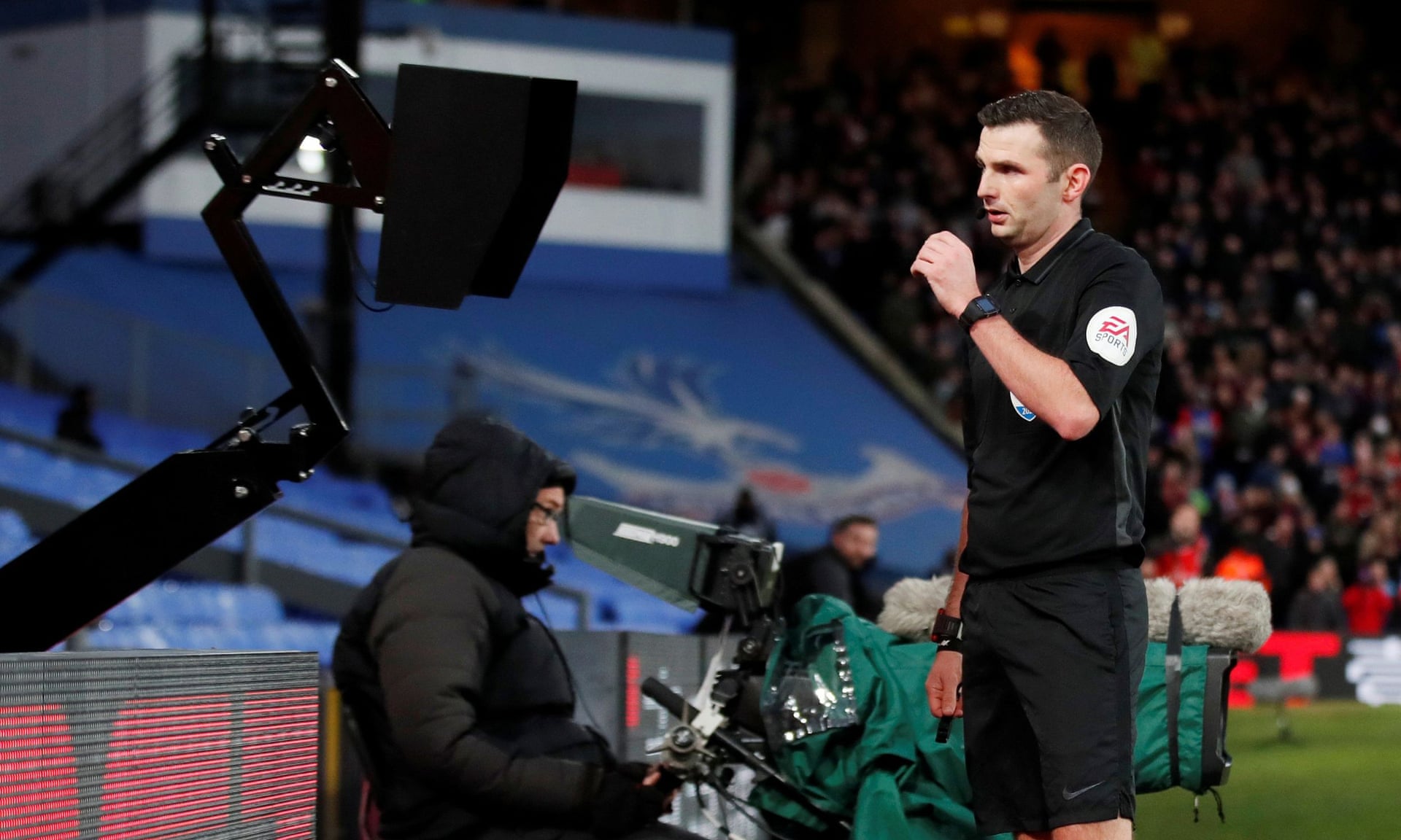 Premier League referees encouraged to use pitchside monitors Marking